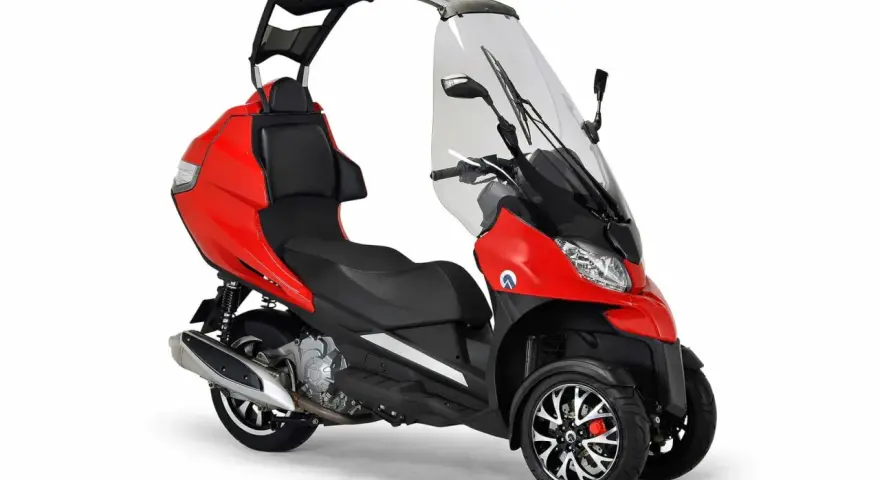Moto 3 ruedas con techo, parabrisas y asiento doble, en color rojo brillante.