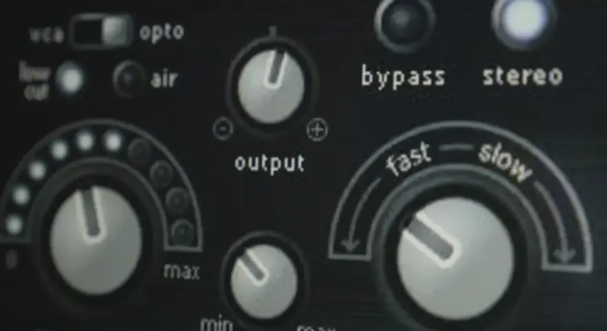 Panel urządzenia audio z pokrętłami i przełącznikami, w tym "output" i "fast/slow", sugeruje kontrolę nad dynamiką, jak w przypadku **noise gate**.