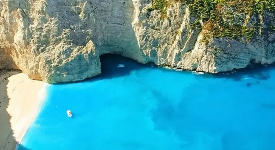 Niesamowite, turkusowe morze na Zakynthos, otoczone białymi klifami i zielenią. Widok zapiera dech w piersiach!