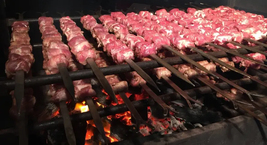 Spiedini di carne su brace ardente, pronti per la bombette pugliesi ricetta.