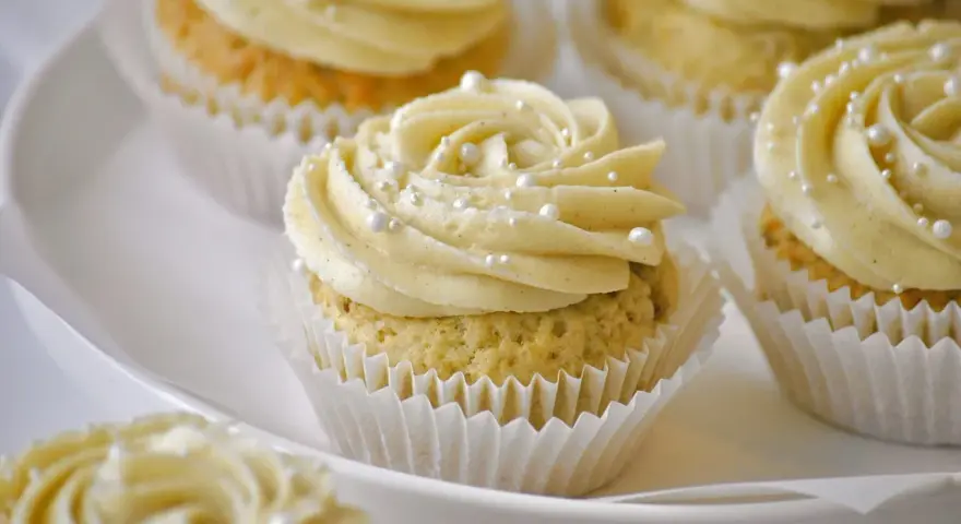 Leckeres Cupcake Rezept: Cremiges Frosting auf saftigen Küchlein, verziert mit Perlen.