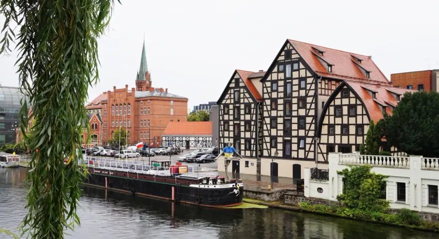Bydgoszcz w jeden dzień: zabytkowe kamienice, rzeka i pomnik na barkach.