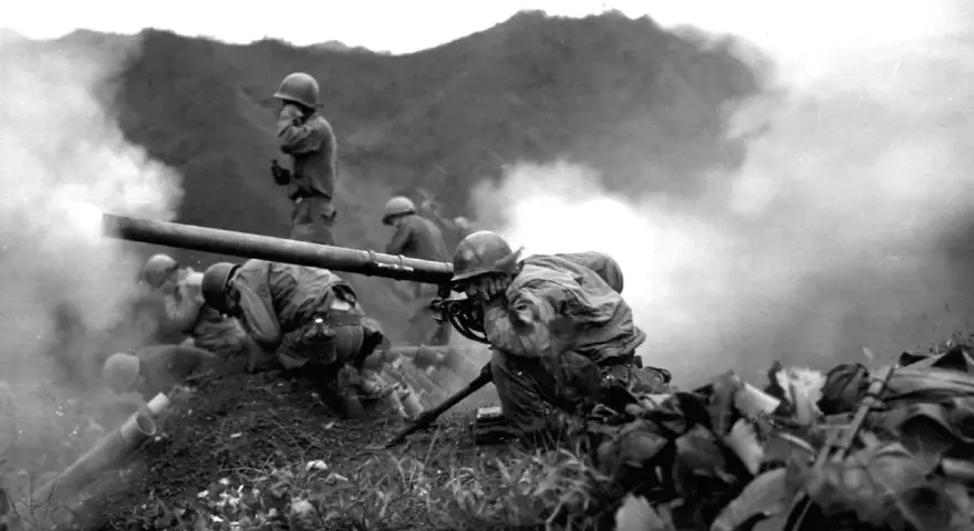 Soldados en acción, un resumen de la guerra de Corea. Humo y combate en un paisaje montañoso.