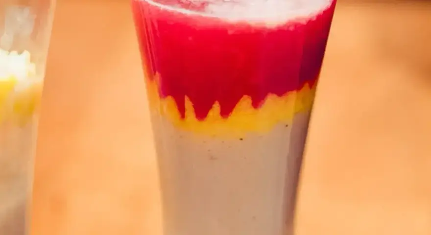 Warstwowy drink z sokiem bananowym, malinowym i żółtym musem. Idealny na orzeźwienie.