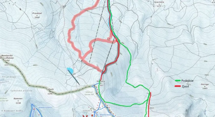 Mapa turystyczna z zaznaczonymi trasami Podejście (zielona) i Zjazd (czerwona) w rejonie Łabskiego Szczytu.