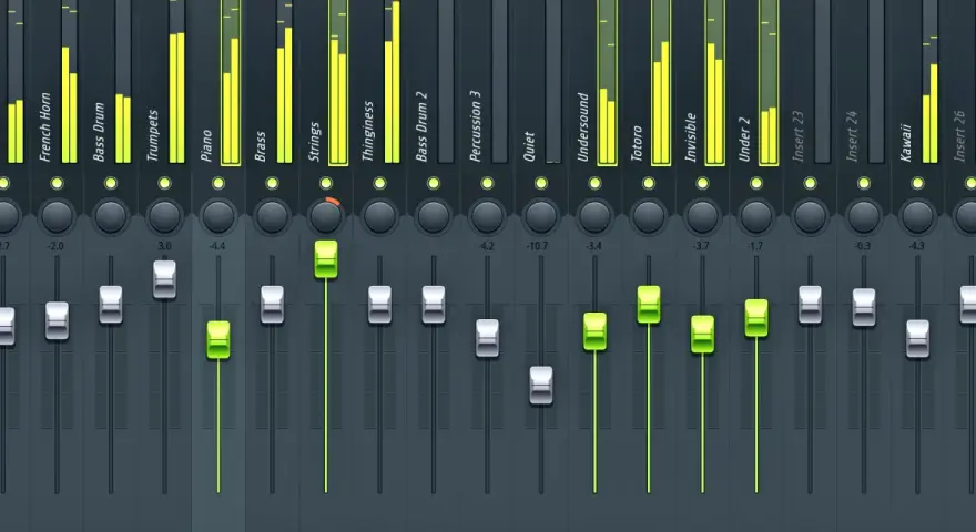 Panel miksera z nazwami ścieżek, w tym "Bass Drum" i "808 bass", z poziomami głośności i suwakami.