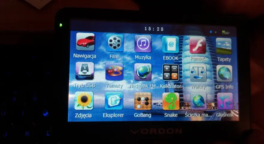Ekran nawigacji Vordon z ikonami aplikacji: nawigacja, film, muzyka, ebook, pamięć, tapety, tryb USB, tematy, nadajnik FM, kalkulator, waluty, GPS Info, zdjęcia, eksplorer, GoBang, Snake, ścieżka ma, głośność.