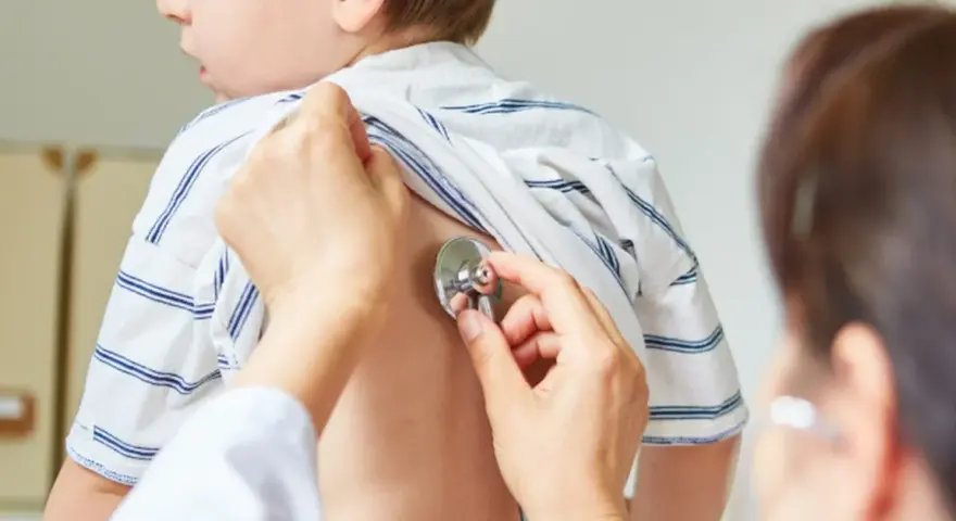 Jak rozpoznać zapalenie oskrzeli u dziecka – objawy, które niepokoją