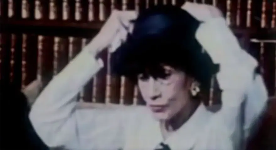 Coco Chanel, con un cappello, in un momento che precede la sua morte.