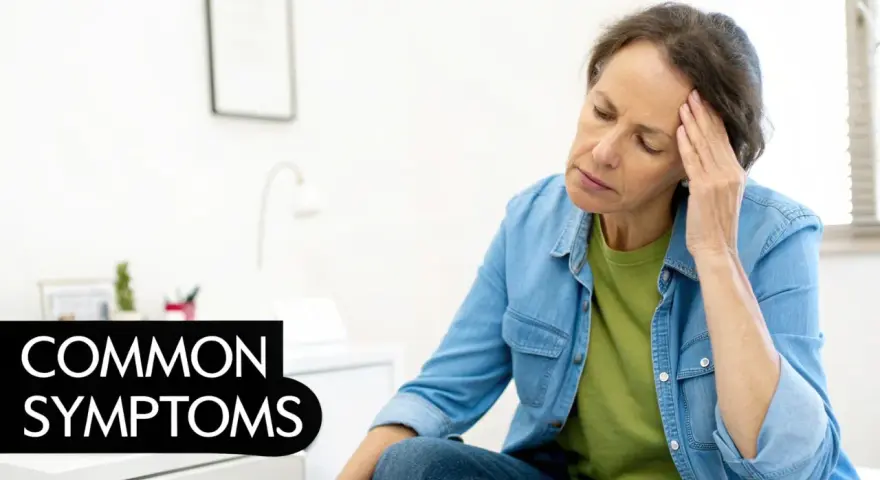 Kobieta z bólem głowy, być może związany z problemem kręgu szyjnego C1. Napis "COMMON SYMPTOMS".