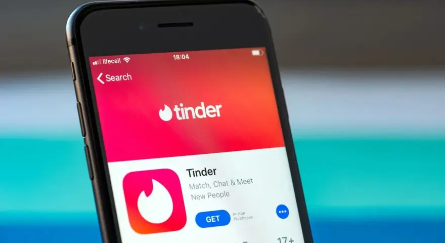 Aplikacja Tinder na ekranie smartfona. Szukasz swojego idealnego match tinder?