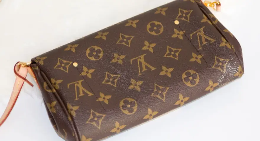 Elegancka, mała torebka Louis Vuitton z monogramem. Idealna na wieczorne wyjścia.