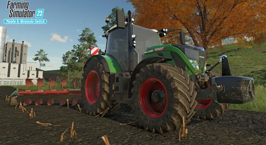 Zielony traktor Fendt z pługiem na polu jesienią, z logo Farming Simulator 23.