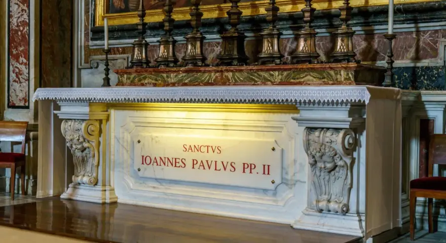 Ołtarz z napisem "Sanctus Ioannes Pavlvs PP. II", upamiętniający grób Jana Pawła II.