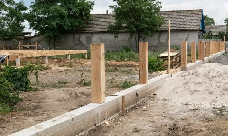 Czym obłożyć podmurówkę ogrodzenia, aby uniknąć nieestetycznych usterek?