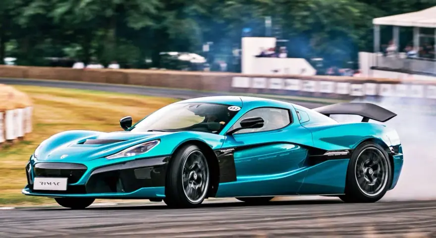 Niebieski Rimac Nevera, najszybsze auto elektryczne, driftuje na torze, wzbijając tumany dymu.