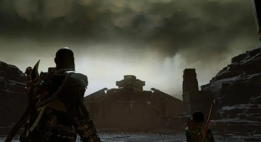 Kratos y Atreus contemplan una estructura colosal, el ancla de niebla de God of War, bajo un cielo tormentoso.