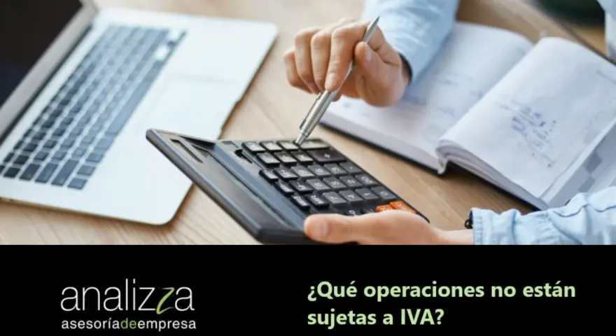 Manos calculando en una oficina. Descubre qué operaciones no están sujetas por reglas de localización, para optimizar tu negocio.