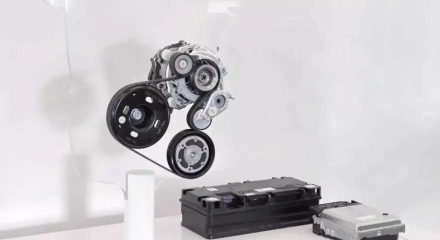 Elementy układu napędowego 1.5 TSI mHEV: alternator, koła pasowe, moduł sterujący i bateria.
