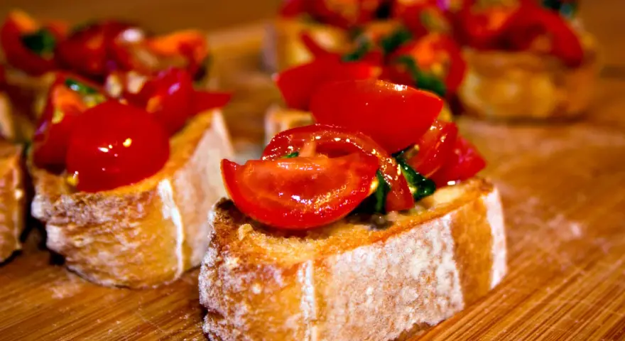 Knuspriges Brot mit frischen Tomaten und Basilikum – ein einfaches, aber köstliches Rezept für Bruschetta.