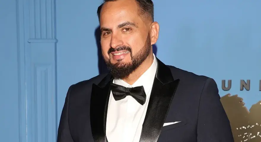 Agustin Egurrola, znany z dynamicznych choreografii, w eleganckim smokingu. Jego pochodzenie dodaje mu unikalnego charakteru.