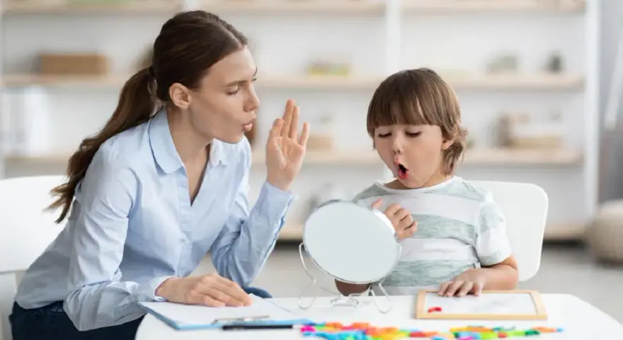 Kiedy dziecko mówi mama? Odkryj kluczowe etapy rozwoju mowy