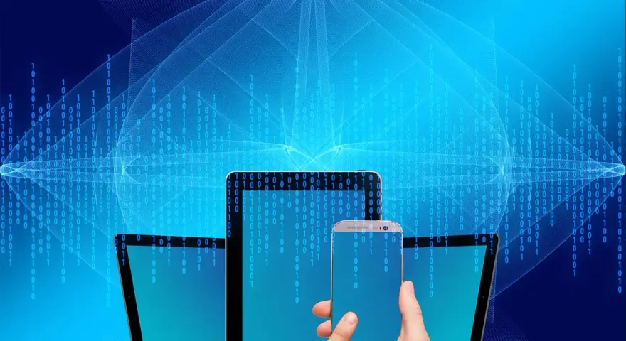 Grafiki bez praw autorskich: nowoczesne urządzenia (smartfon, tablet) na tle cyfrowego kodu binarnego.