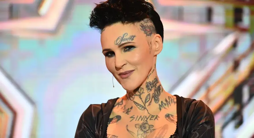Chylińska, kiedyś w **byłym zespole Chylińskiej**, dziś z tatuażami na twarzy i szyi, prezentuje swój niepowtarzalny styl.