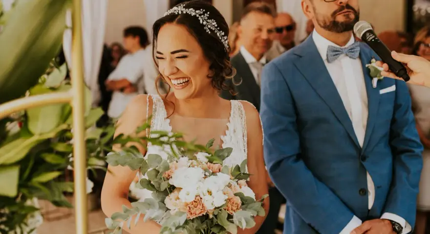 Szczęśliwa panna młoda z bukietem kwiatów podczas ceremonii. Ile trwa ślub cywilny? Krótka, wzruszająca chwila.