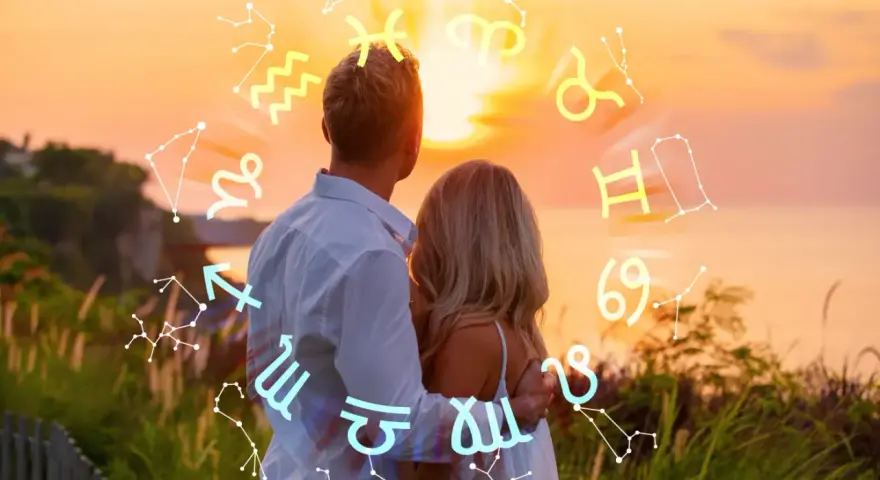 Para, wodnik i strzelec patrzą na zachód słońca, otoczeni przez znaki zodiaku.