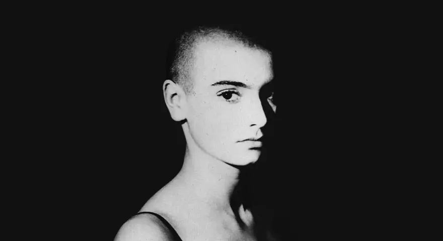 Ikoniczne ujęcie Sinéad O'Connor, symbolizujące jej niezapomniane utwory i odwagę.