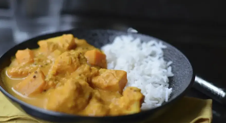 Aksamitne curry z mleczkiem kokosowym i kawałkami dyni, podane z ryżem. Idealne na rozgrzewający posiłek.