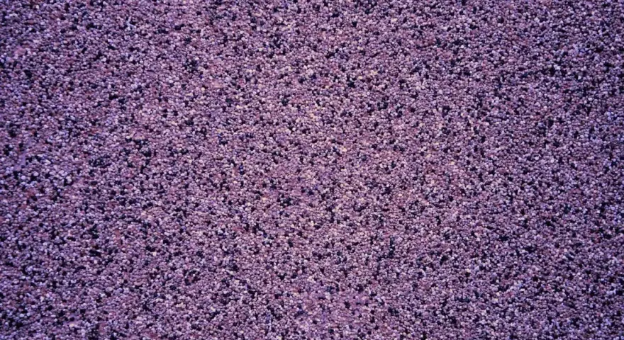Fioletowy tynk mozaikowy o drobnej ziarnistości. Wydajność 25 kg na ok. 3-4 m², zależnie od grubości warstwy.
