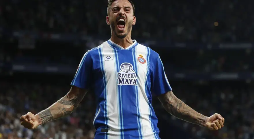 Joselu Mato celebra un gol con el Espanyol, con los brazos en alto y la boca abierta.