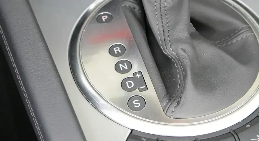 Zbliżenie na dźwignię zmiany biegów automatycznych z oznaczeniami P, R, N, D, S.
