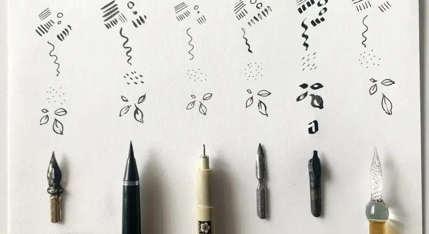 Ejemplos de trazos y formas básicas en dibujos con tinta china, junto a varias plumas y puntas de caligrafía.