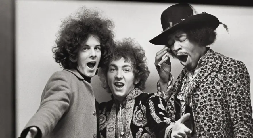 Le groupe de Jimi Hendrix, avec ses cheveux bouclés et ses expressions vives, capture l'énergie psychédélique des années 60.