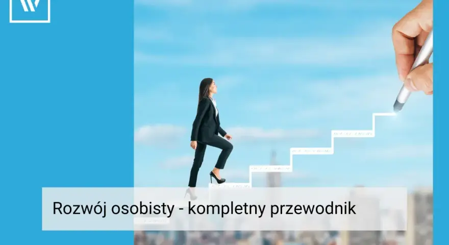 Kobieta w garniturze wspina się po schodach rysowanych przez dłoń, symbol rozwoju osobistego.