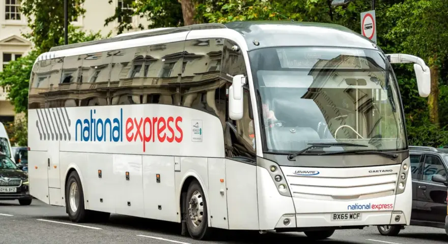 Biały autokar National Express na ulicy w Londynie, gotowy do podróży z Luton do centrum.