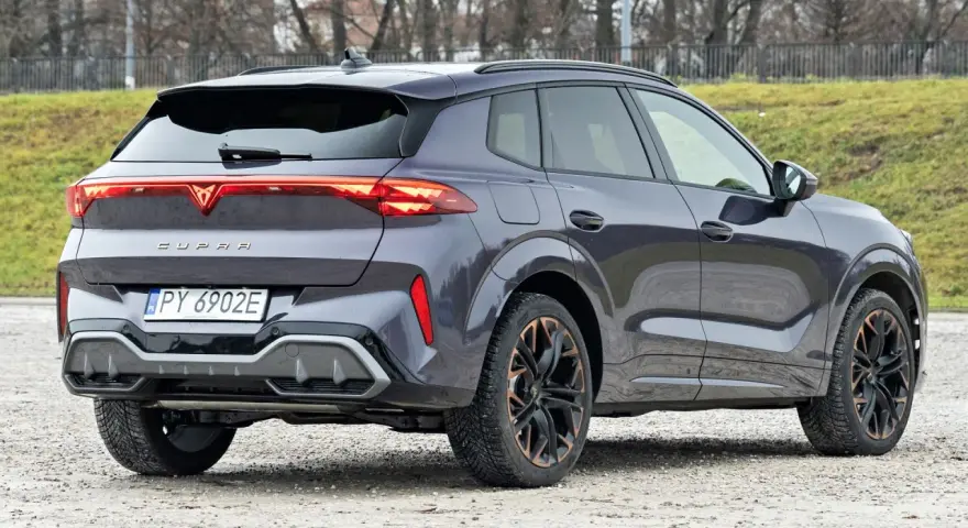 Ciemnoszary Cupra Terramar z charakterystycznymi światłami LED i felgami. Sprawdź, jaka jest cupra terramar cena.