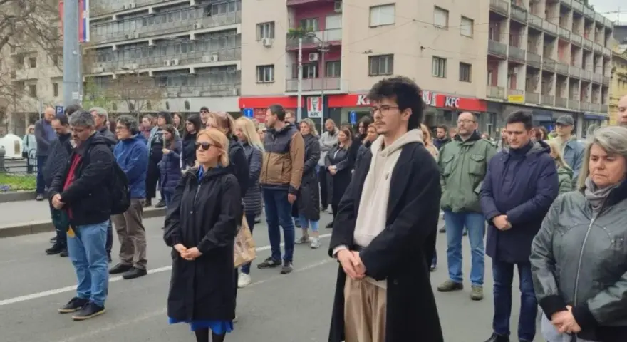 Ludzie stojący na ulicy w Belgradzie, w tle budynki i KFC. Czy Belgrad jest bezpieczny?