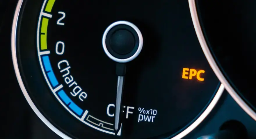Armaturenbrett mit leuchtender EPC-Warnleuchte und Ladeanzeige. Ein mkl auto hat ein Problem.