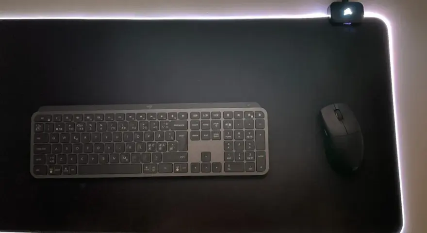 En svart musmatta XL med RGB-belysning, ett trådlöst tangentbord och en mus.