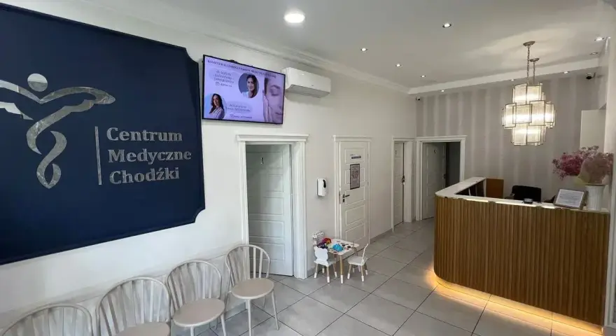 Recepcja i poczekalnia Centrum Medycznego Chodźki w Łodzi.