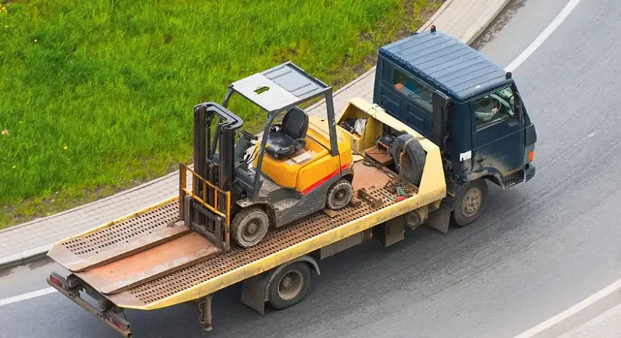Czym przewieźć wózek widłowy? Bezpieczny transport krok po kroku