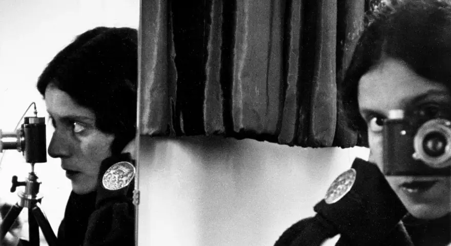 Tina Modotti, artystka i fotografka, w lustrzanym odbiciu uchwyciła siebie z aparatem.