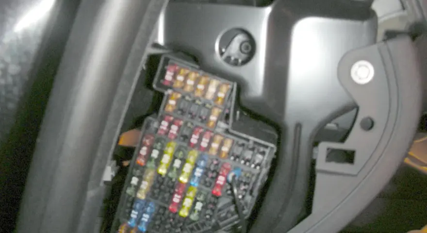 Sicherungskasten im Audi A3, mit farbigen Sicherungen. Ein Belegungsplan hilft bei der Fehlersuche.