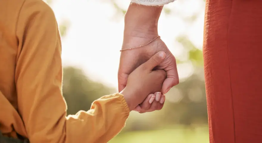 Mains jointes, un enfant et sa mère symbolisant l'autorité parentale exclusive de la mère.