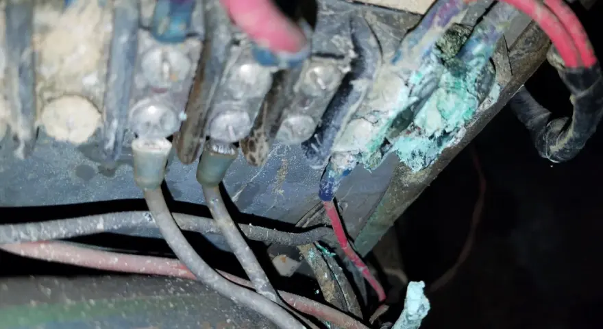 Corrosione verde e bianca sui contatti elettrici, un problema comune che richiede di sapere come pulire contatti elettrici per ripristinare la funzionalità.