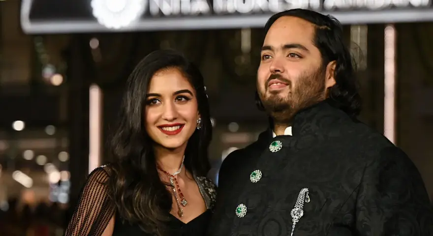 Anant Ambani, con la sua futura sposa Radhika Merchant, in abiti eleganti.